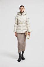 Doudoune courte Brosse à capuche et matelassage diagonal Moncler Blanc